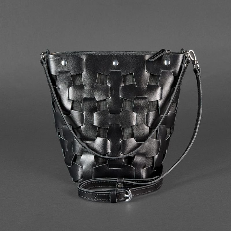 Вугільно-чорна плетена сумка з натуральної шкіри з плечовим ремінцем BlankNote Пазл M (12767)
