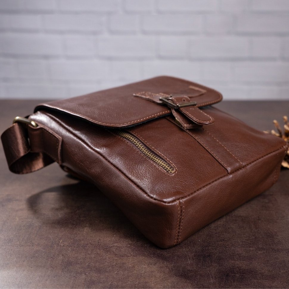 Добротная вертикальная сумка-планшет из натуральной кожи коричневого цвета SHVIGEL (19101)