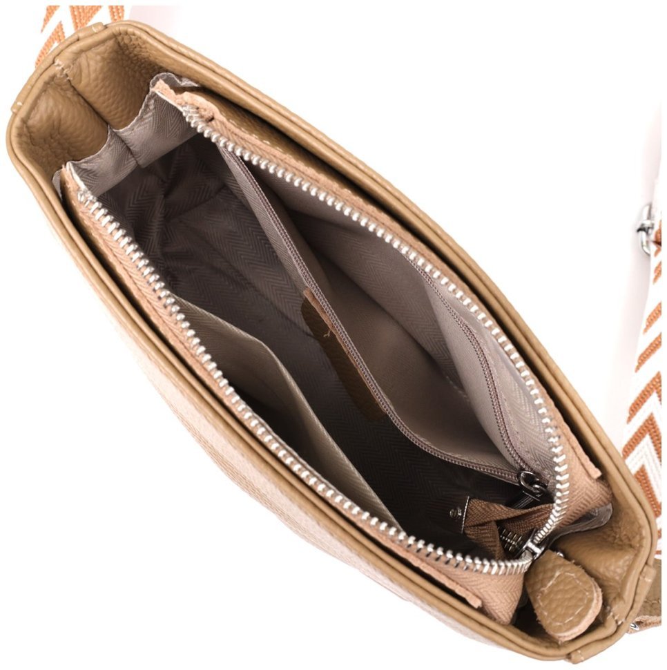 Повседневная женская сумка из натуральной кожи через плечо с текстильным ремешком Vintage 98193 бежевого цвета modnotak фото №6