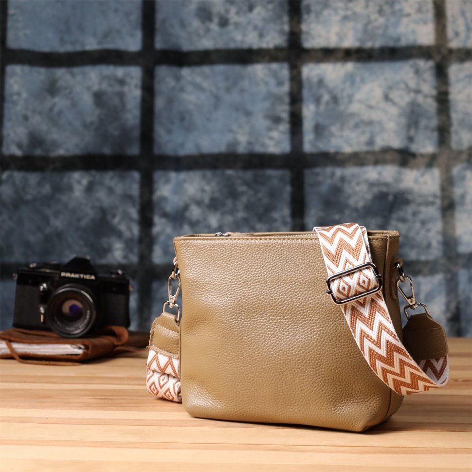 Повседневная женская сумка из натуральной кожи через плечо с текстильным ремешком Vintage 98193 бежевого цвета modnotak фото №8