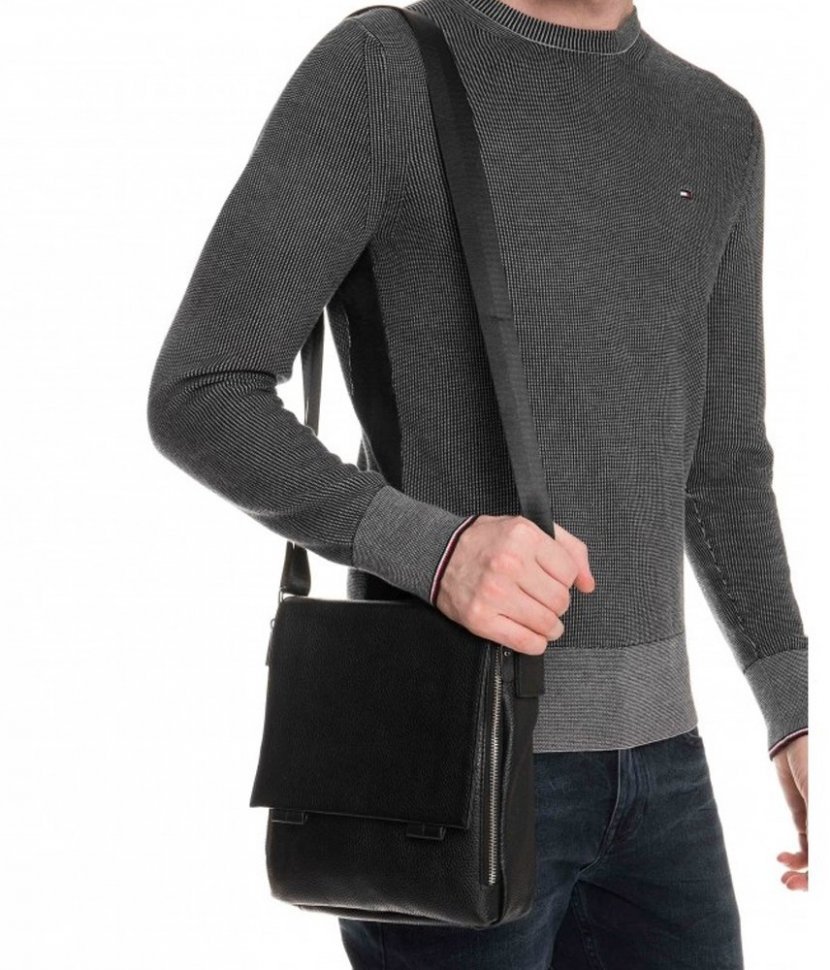 Черная мужская сумка-мессенджер из натуральной кожи с фиксацией на клапан Tiding Bag (15836)