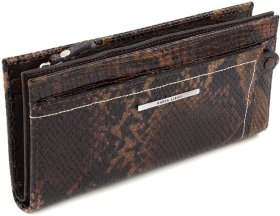 Коричневий жіночий гаманець із фактурою під змію з натуральної шкіри KARYA (21003)