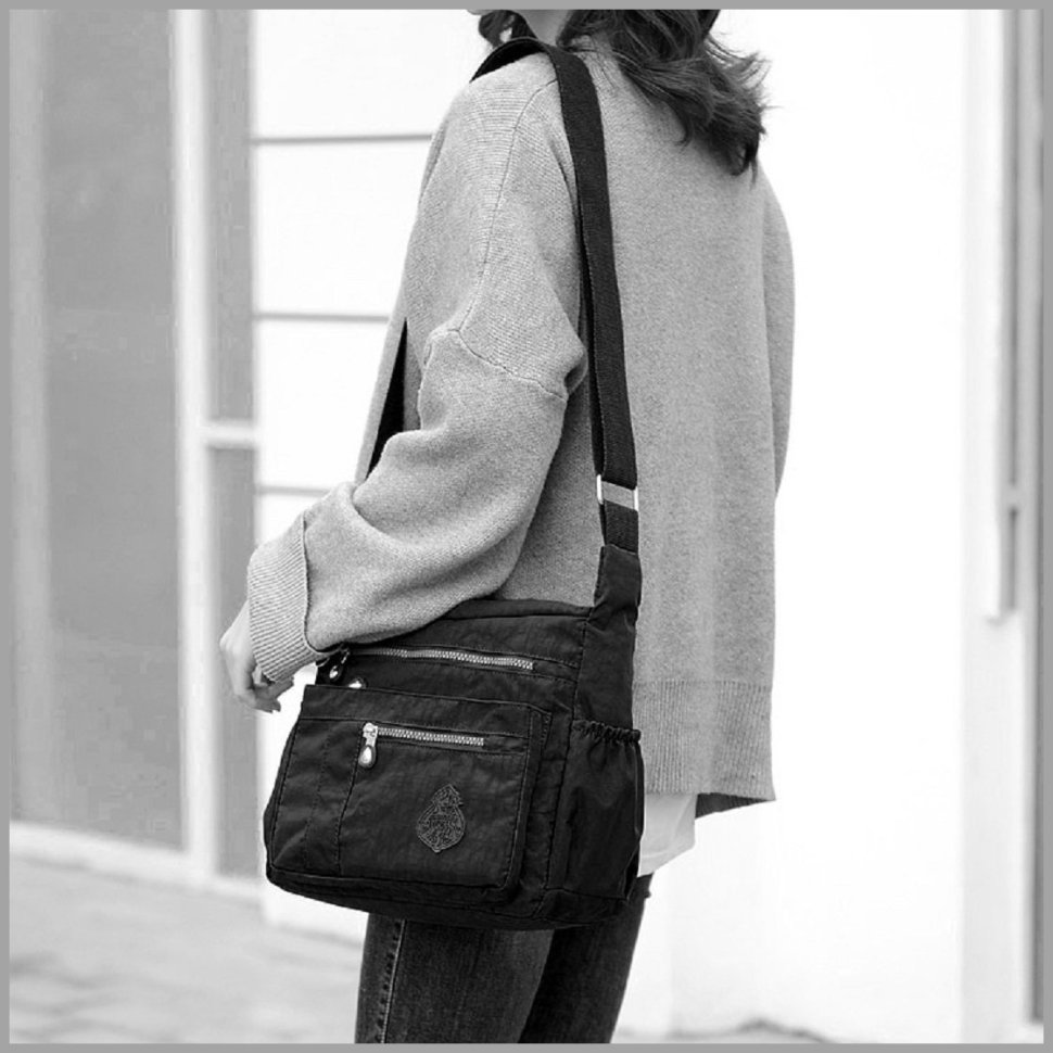 Простора жіноча сумка-месенджер чорного кольору з текстилю Confident 77594