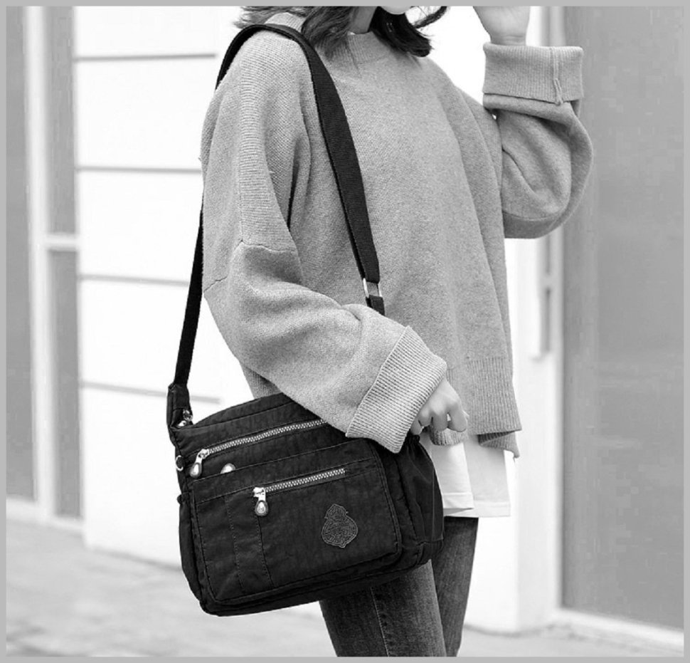 Просторная женская сумка-мессенджер черного цвета из текстиля Confident 77594