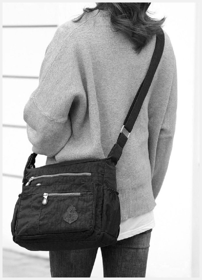 Просторная женская сумка-мессенджер черного цвета из текстиля Confident 77594