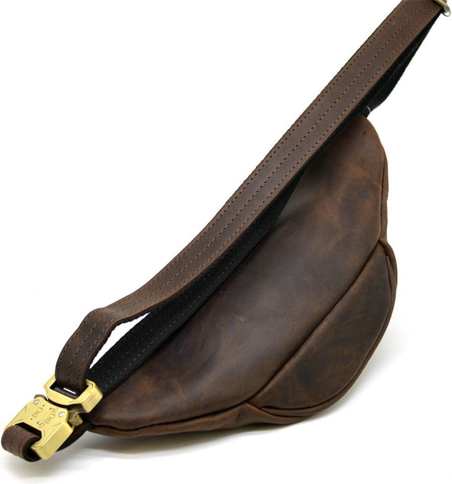 Темно-коричневая средняя сумка-бананка из натуральной кожи на молниевой застежке TARWA (19771)