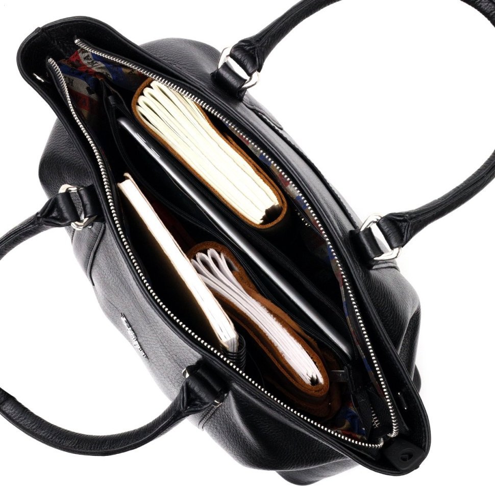Вместительная кожаная женская сумка черного цвета с ручками KARYA (2420881)