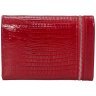 Лакированный женский кошелек из натуральной кожи красного цвета с лазерной текстурой Desisan 106995 на кнопке фото №2 Лакированный женский кошелек из натуральной кожи красного цвета с лазерной текстурой Desisan 106995 на кнопке modnotak фото - 2
