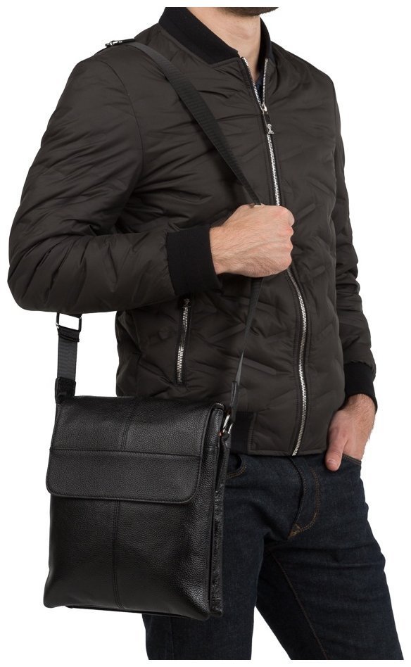 Чорна чоловіча вертикальна сумка через плече із фактурної шкіри Tiding Bag 77495