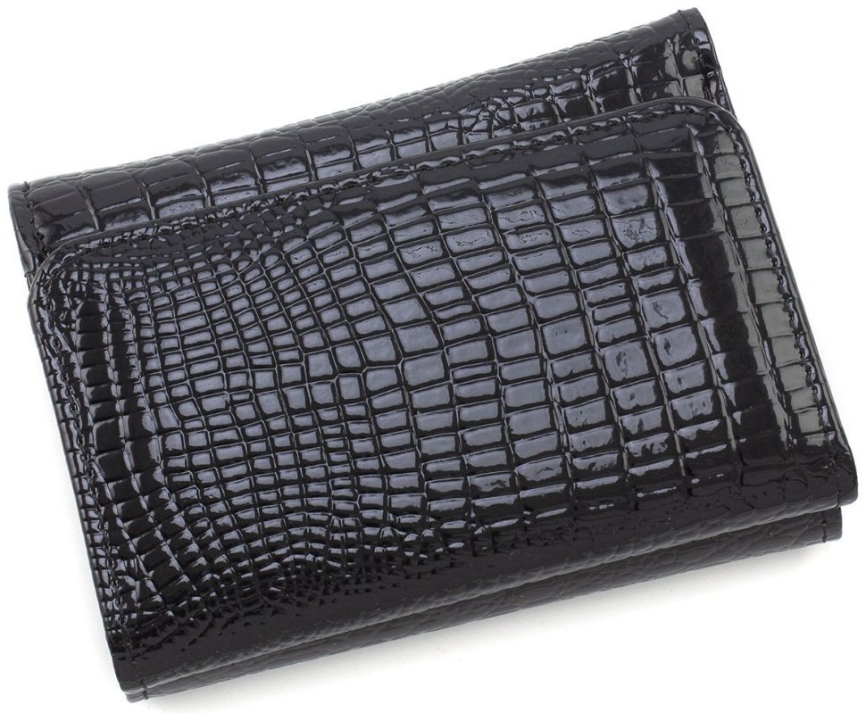 Маленький жіночий гаманець із лакової шкіри під рептилію у чорному кольорі ST Leather 70796