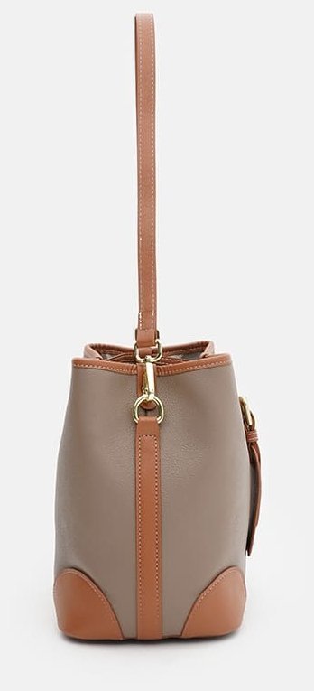 Жіноча шкіряна вертикальна сумка через плече у кольорі тауп Keizer 71596