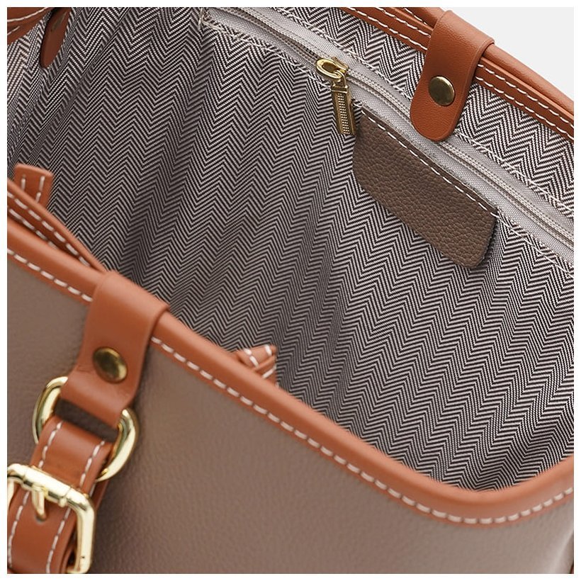 Жіноча шкіряна вертикальна сумка через плече у кольорі тауп Keizer 71596