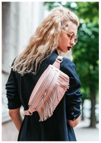 Розовая женская сумка-бананка из фактурной кожи с бахромой BlankNote Spirit (12658)