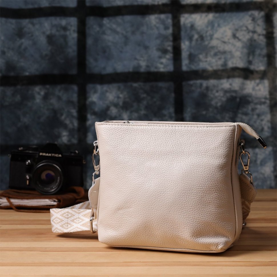 Повседневная женская сумка из фактурной кожи с текстильным плечевым ремешком Vintage 98196 белого цвета modnotak фото №9