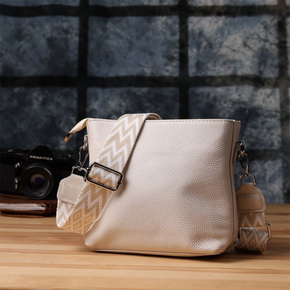 Повседневная женская сумка из фактурной кожи с текстильным плечевым ремешком Vintage 98196 белого цвета modnotak фото №10