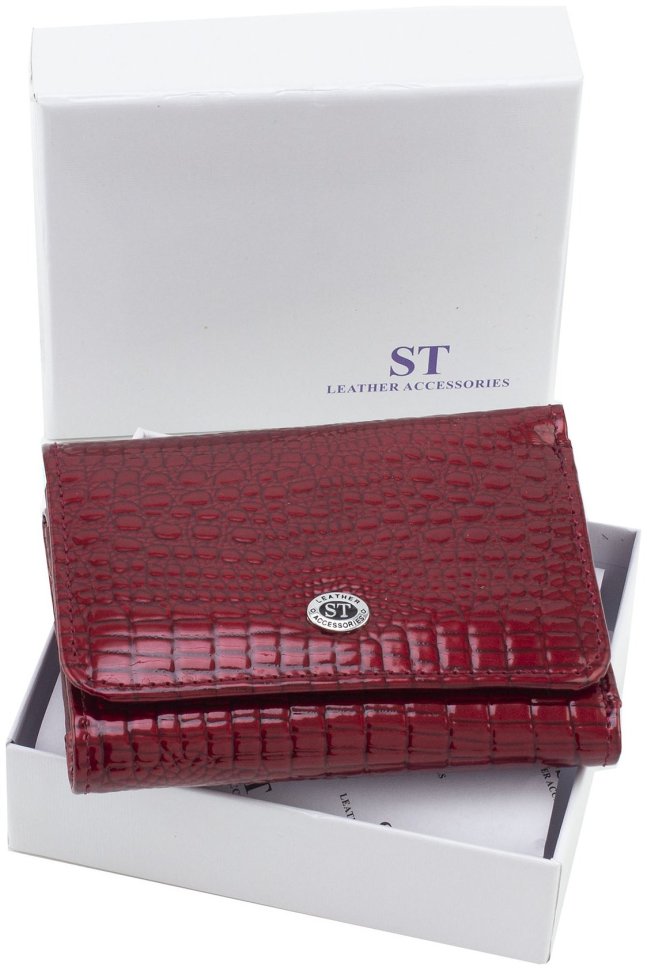 Лаковый женский кошелек красного цвета с тиснением под рептилию и фиксацией на магнит ST Leather 70797