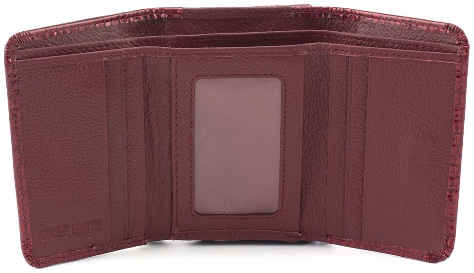 Лаковий жіночий гаманець червоного кольору з тисненням під рептилію та фіксацією на магніт ST Leather 70797