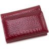 Лаковый женский кошелек красного цвета с тиснением под рептилию и фиксацией на магнит ST Leather 70797 - 3