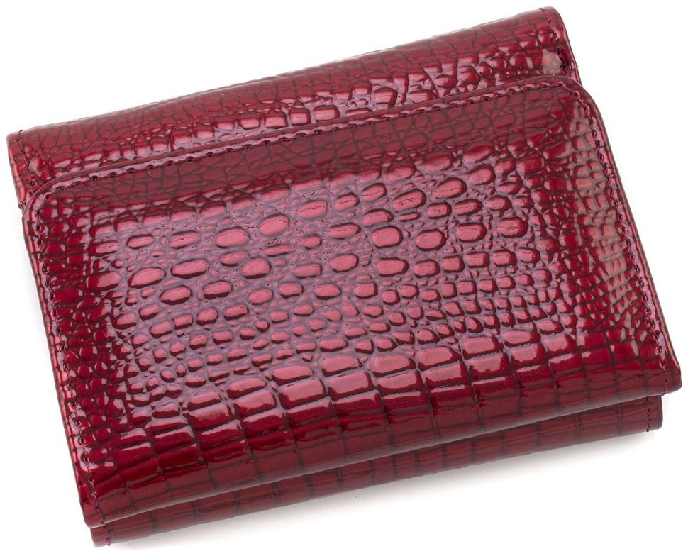 Лаковий жіночий гаманець червоного кольору з тисненням під рептилію та фіксацією на магніт ST Leather 70797