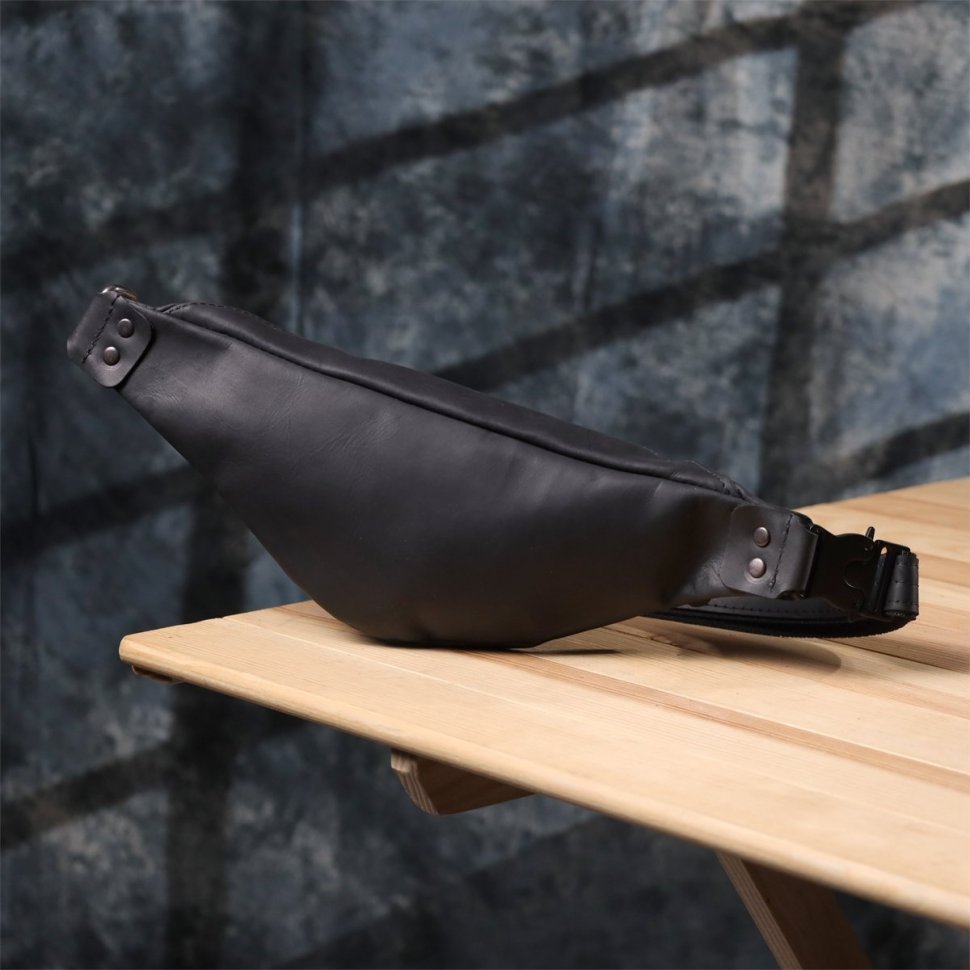 Качественная мужская сумка-бананка из винтажной кожи чёрного цвета Shvigel 95097 modnotak фото №9