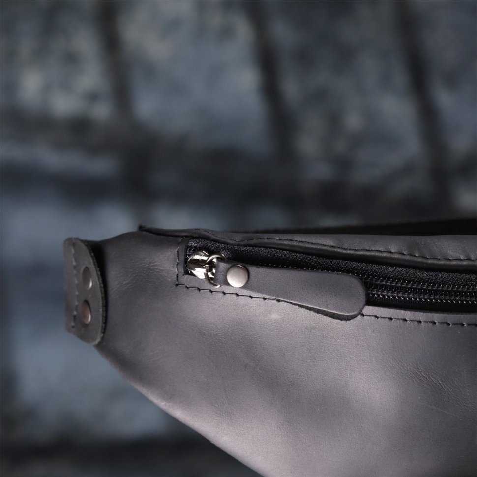 Качественная мужская сумка-бананка из винтажной кожи чёрного цвета Shvigel 95097 modnotak фото №10