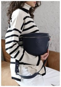 Женская поясная сумка-бананка из фактурной кожи темно-синего цвета BlankNote Vacation 79097