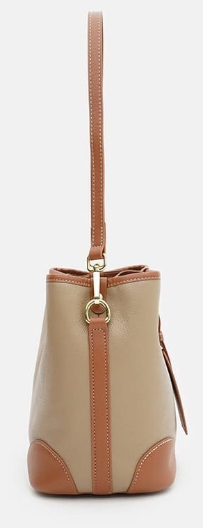 Вертикальная женская кожаная сумка бежевого цвета на плечо Keizer 71598