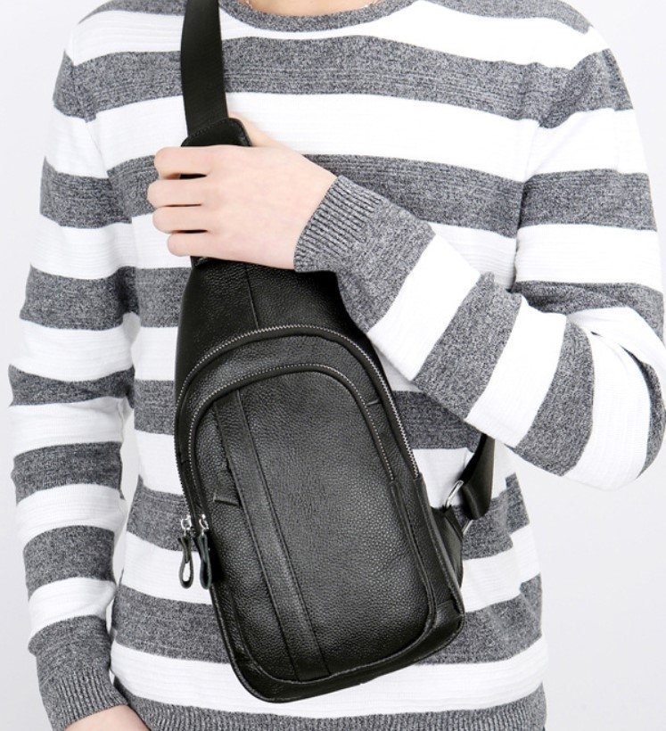 Вместительная мужская сумка-слинг на плечо из фактурной кожи черного цвета Tiding Bag (15886)