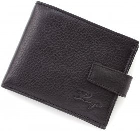 Шкіряний чоловічий гаманець невеликого розміру в чорному кольорі з хлястиком на кнопці KARYA (19996)