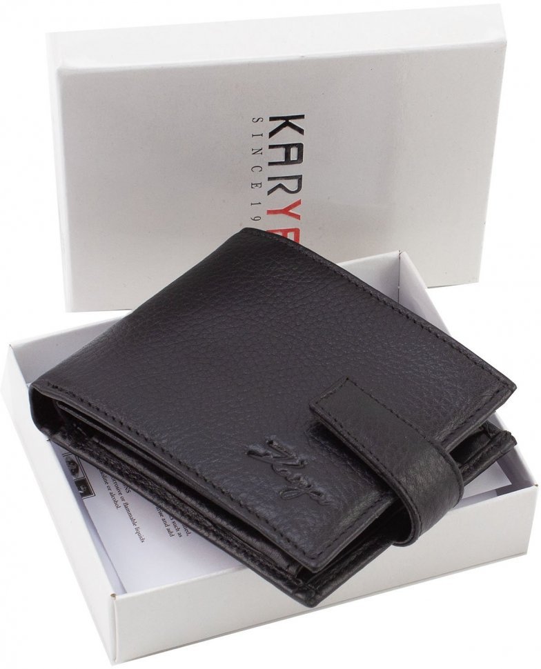 Шкіряний чоловічий гаманець невеликого розміру в чорному кольорі з хлястиком на кнопці KARYA (19996)