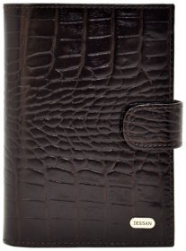 Мужской кожаный кошелек под фактуру кроко на кнопке с вкладышем для документов Desisan 106598 коричневого цвета