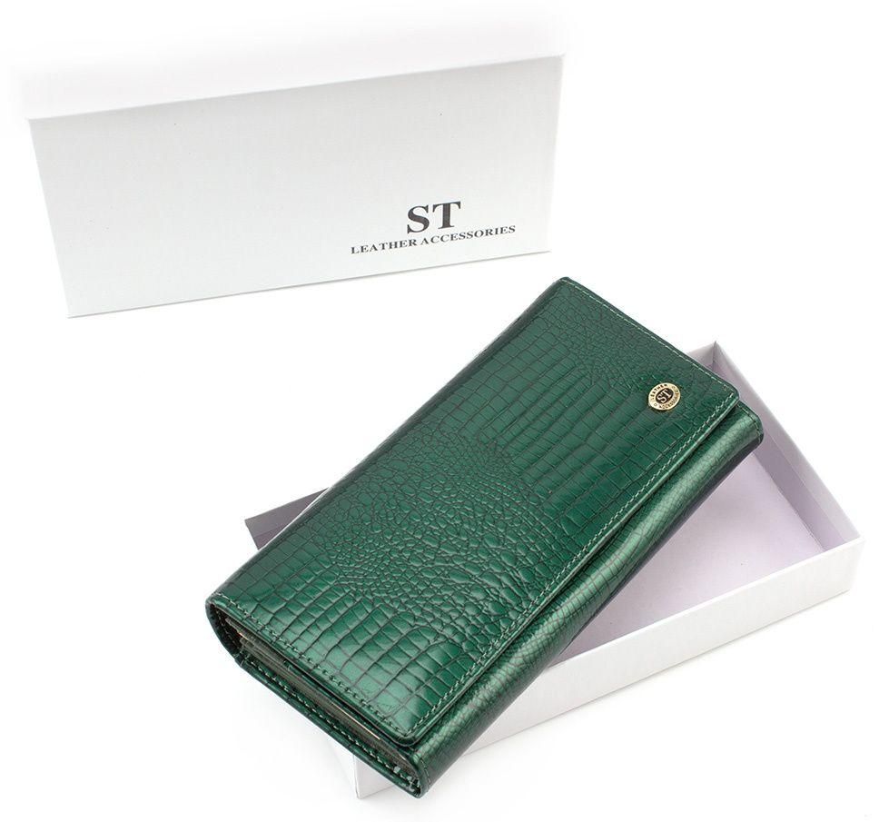 Лаковый зеленый кошелек с монетницей на защелке ST Leather (16305)