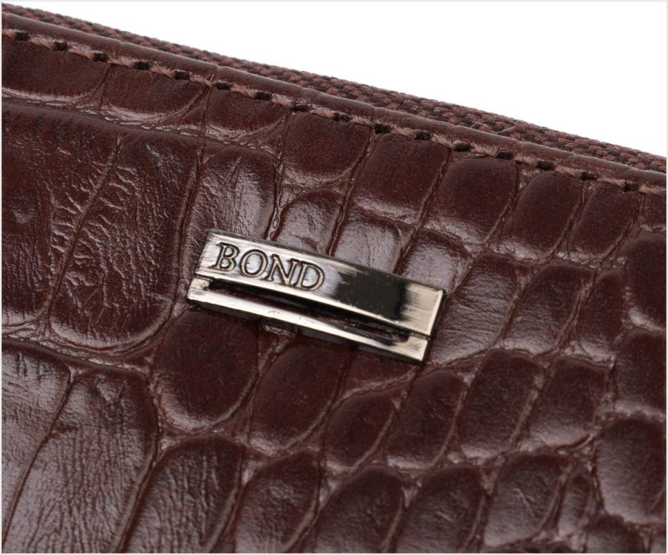 Вместительный кошелек из натуральной кожи коричневого цвета с тиснением под крокодила BOND (2421982)