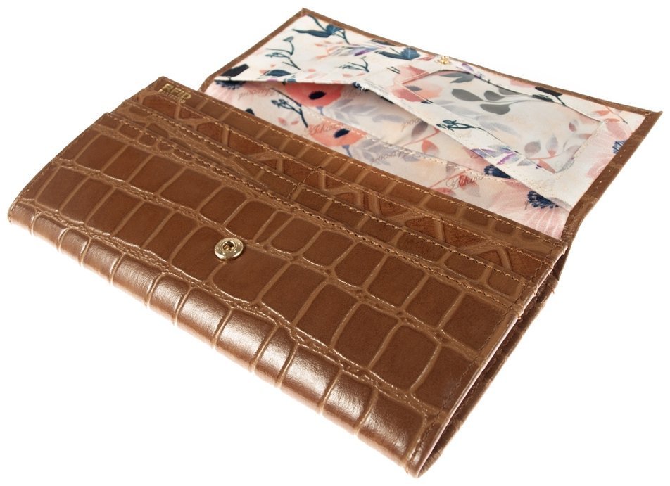 Женский кошелек из натуральной кожи с фактурой под рептилию на кнопке Ashwood C05 94199 коричневого цвета modnotak фото №5