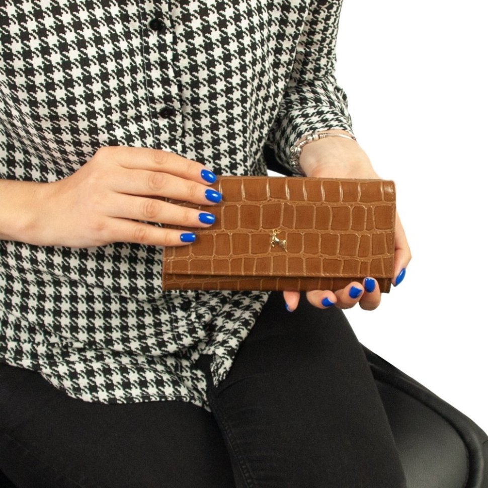 Женский кошелек из натуральной кожи с фактурой под рептилию на кнопке Ashwood C05 94199 коричневого цвета modnotak фото №12