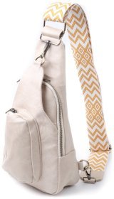 Городская женская сумка-слинг из качественного кожзама с текстильной лямкой Vintage белого цвета 97599