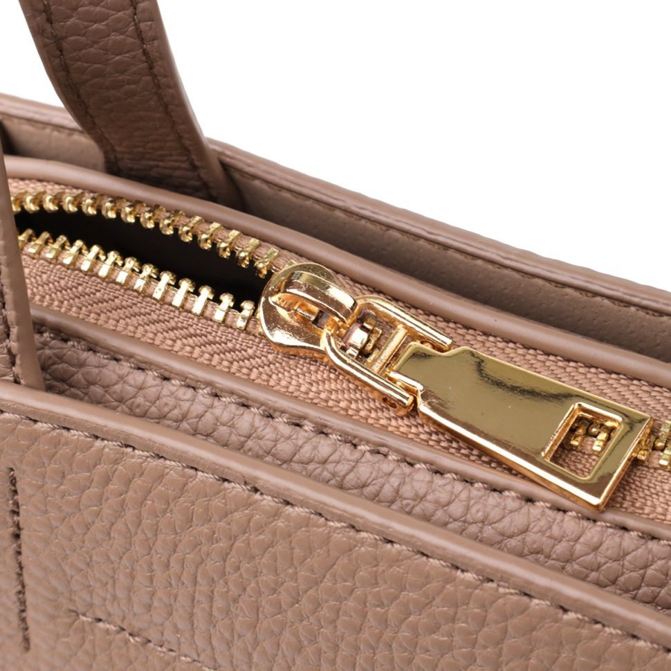 Стильная деловая женская сумка в форме трапеции из фактурной кожи через плечо Vintage 98199 бежевого цвета modnotak фото №5