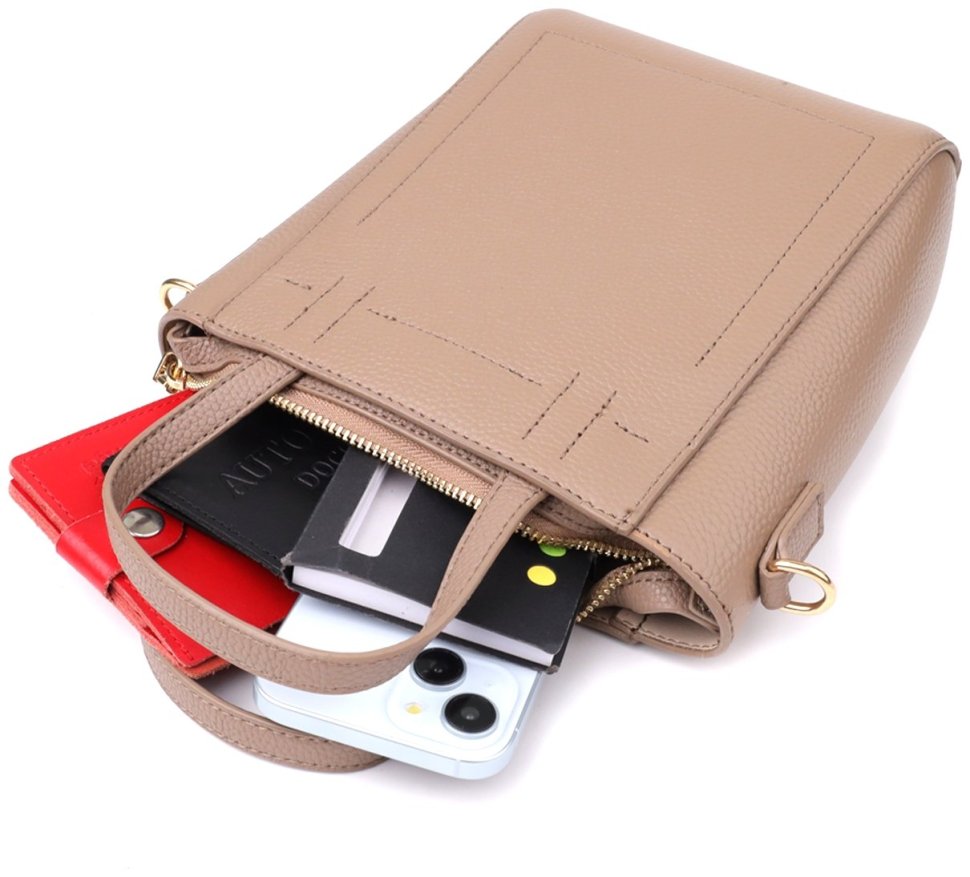 Стильная деловая женская сумка в форме трапеции из фактурной кожи через плечо Vintage 98199 бежевого цвета modnotak фото №8