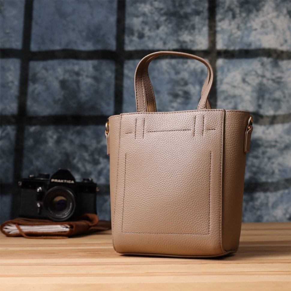 Стильная деловая женская сумка в форме трапеции из фактурной кожи через плечо Vintage 98199 бежевого цвета modnotak фото №9